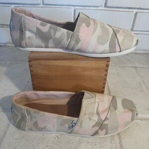 TOMS Pink & Sage Green Camo Canvas Alpargata Slip-On Flats - Size 7